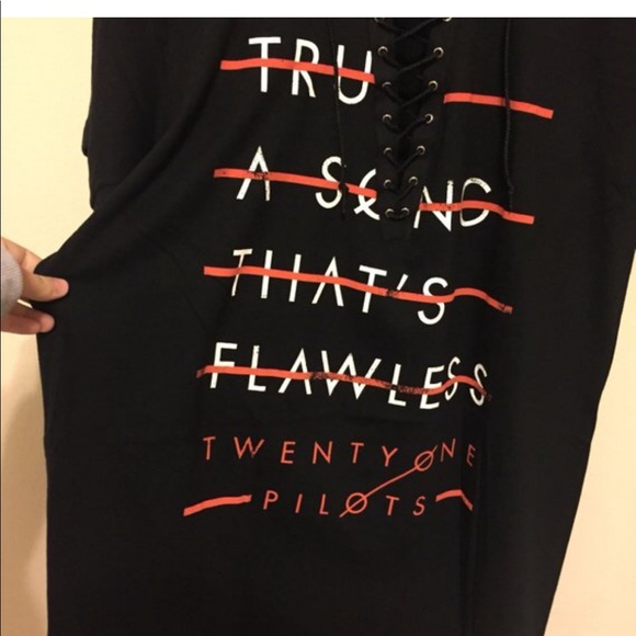 Twenty one pilots lace up tee - Picture 3 of 5